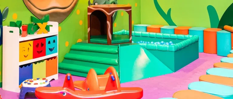 Área de brinquedos macios para crianças pequenas na XVentura, com piscina de bolinhas