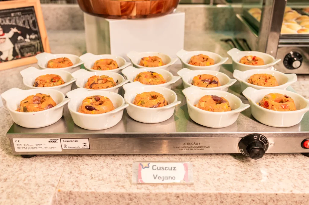 Cuscuz vegano servido na mesa gourmet da XVentura