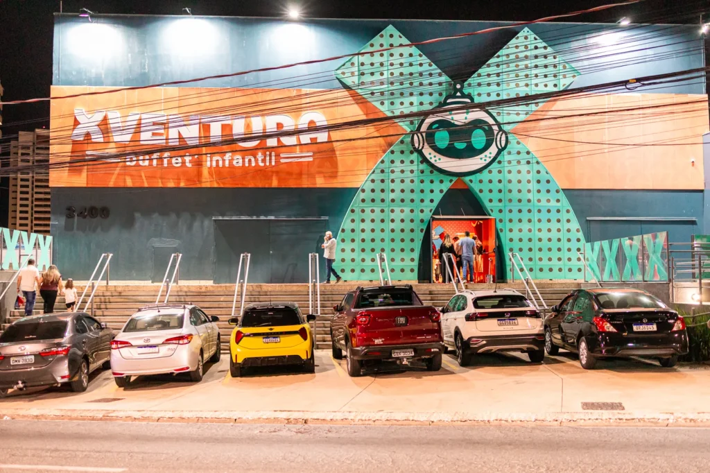 Fachada da XVentura Buffet Infantil à noite, na Av. Eng. Carlos Reinaldo Mendes, em Sorocaba