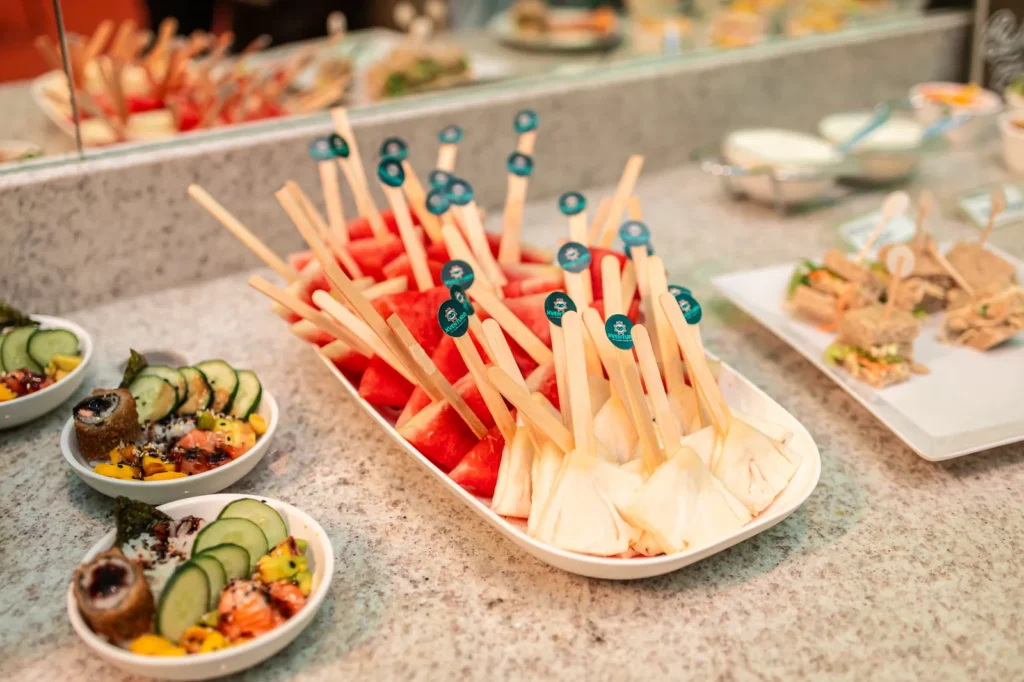 Espetinhos de frutas e finger foods na mesa da XVentura