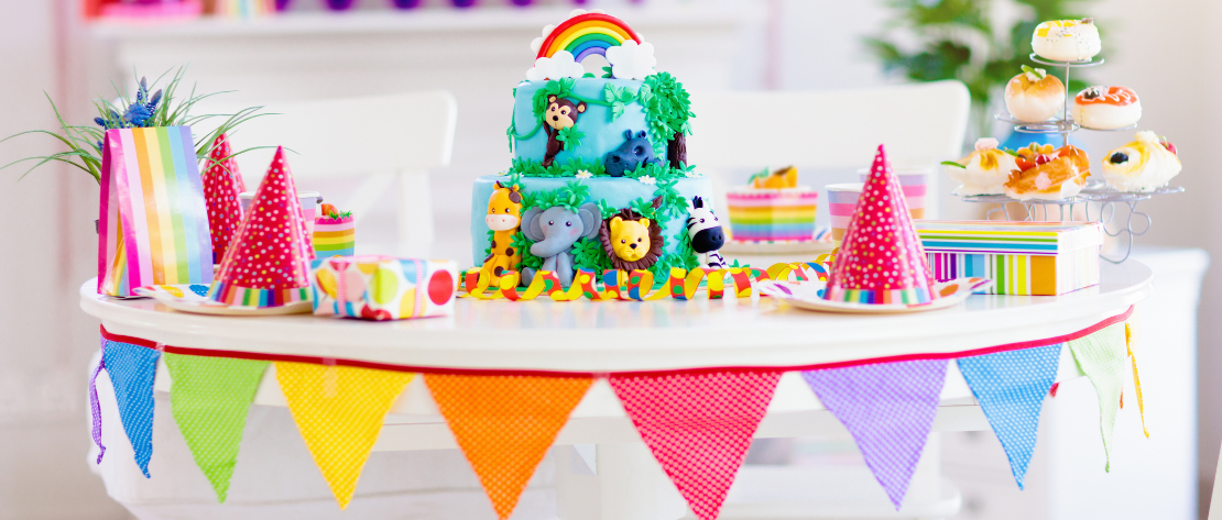 A imagem mostra uma mesa posta de uma festa infantil de aniversário. A decoração é atemporal e não segue nenhum personagem do momento.