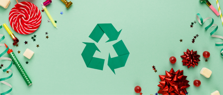 A imagem mostra um fundo verde e, sobre ele, diversos itens de decoração de uma festa infantil. No centro está o símbolo da reciclagem, representando a importância de fazer festas infantis sustentáveis com menos desperdício.